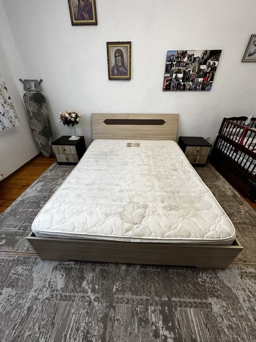 Ліжко двухспальне.