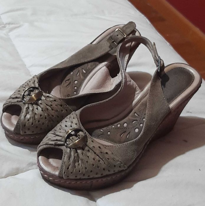 Sandálias de Plataforma, tamanho 40, em Suede