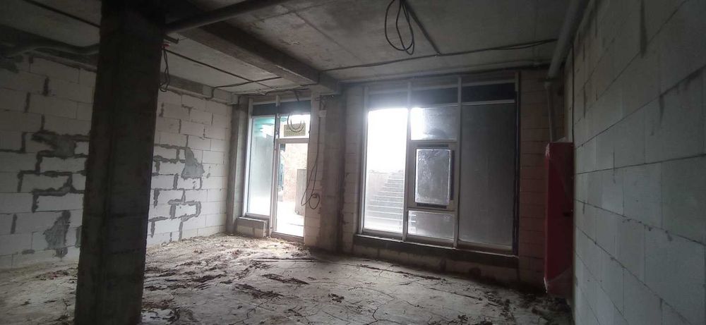 жк Аквамарин .Фасад  площадь  помещения 52 м2. потолки 4 метра. 15 квт