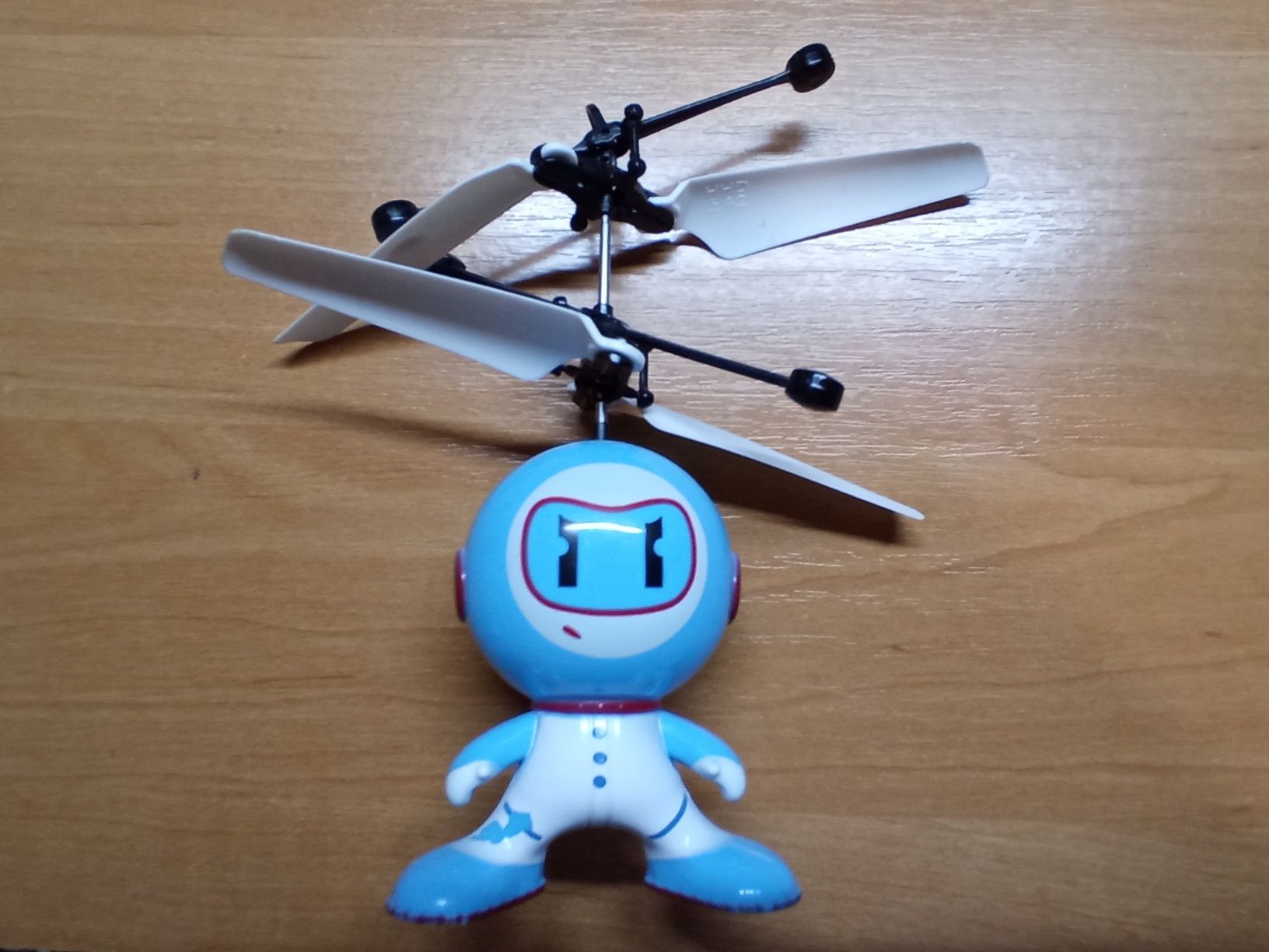 Детская игрушка робот - вертолёт