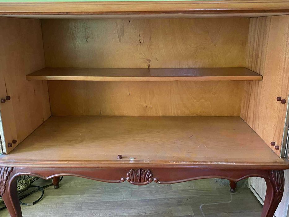 Komoda w stylu ludwikowskim.