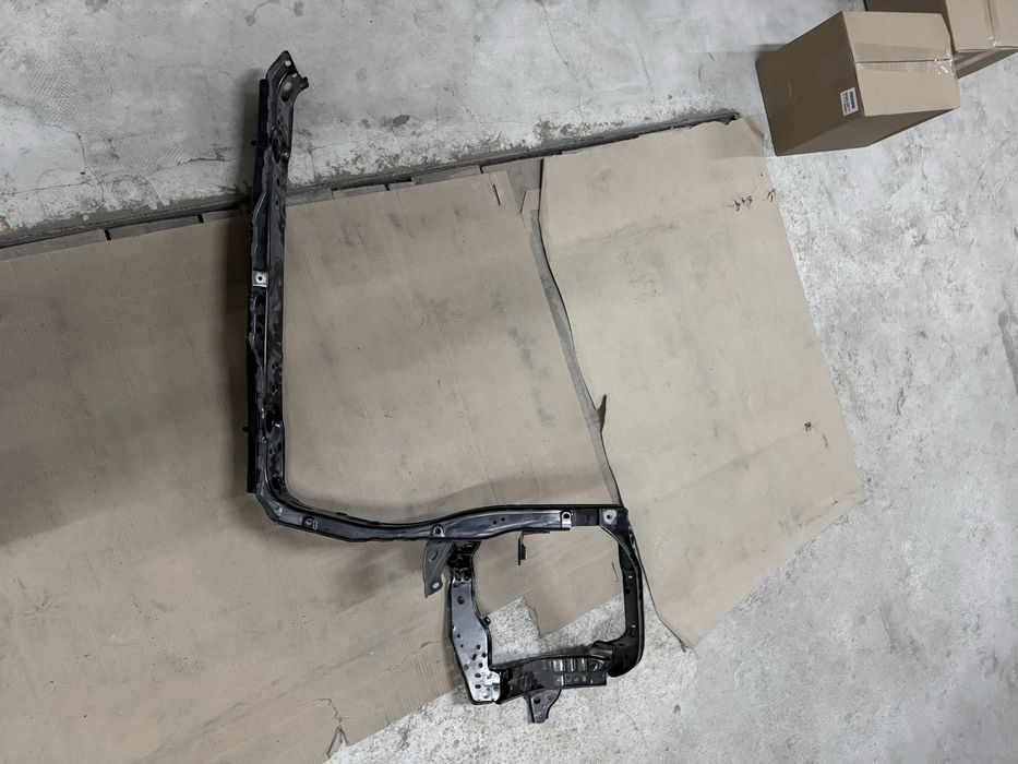 Частина передньої  панелі телевізор на  Toyota Highlander 2019 на