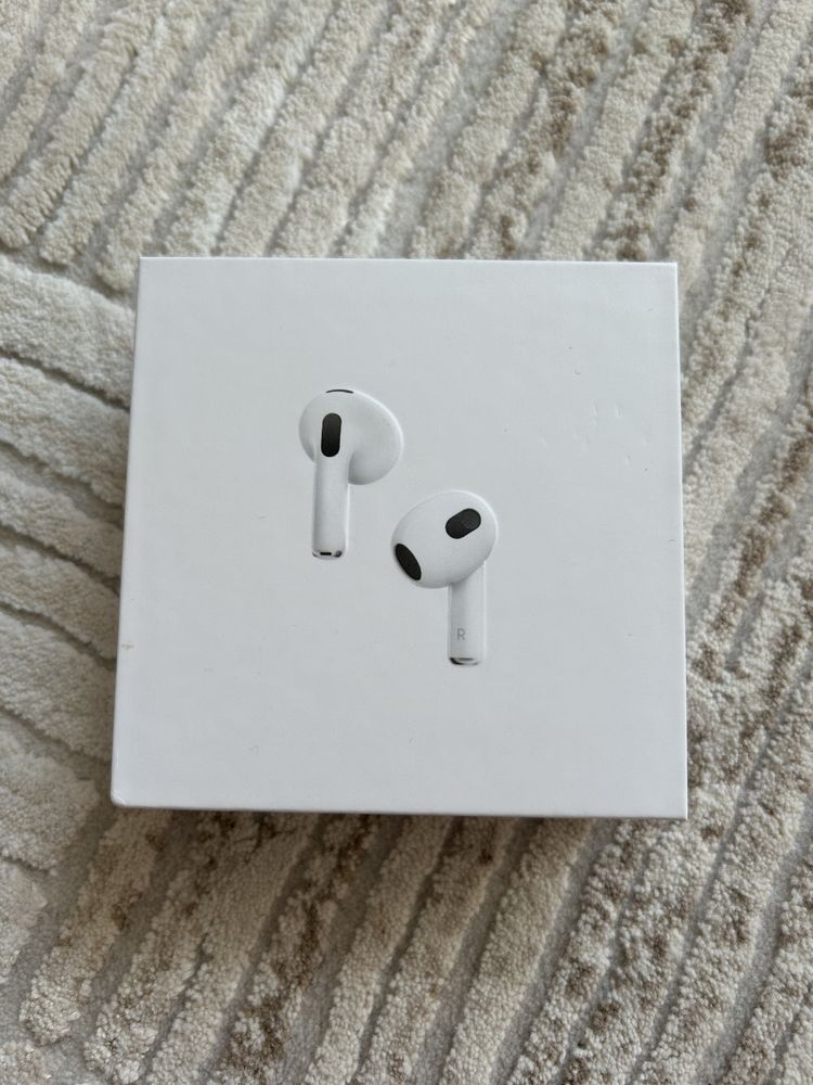 Коробка від Airpods 3