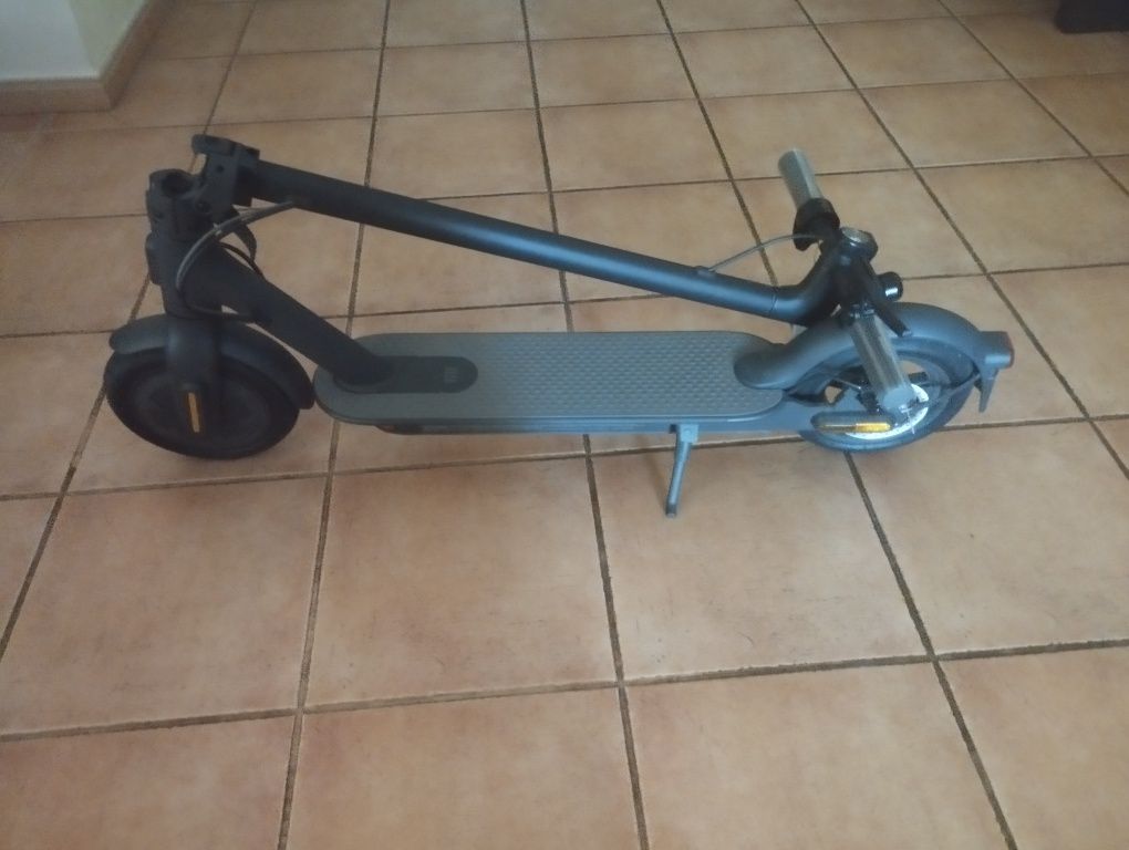 Trotinete elétrica Mi Eletric Scooter Essential