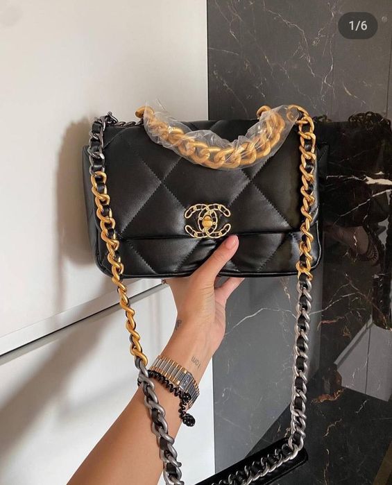 Сумка Chanel з довгою та короткою ручкою.