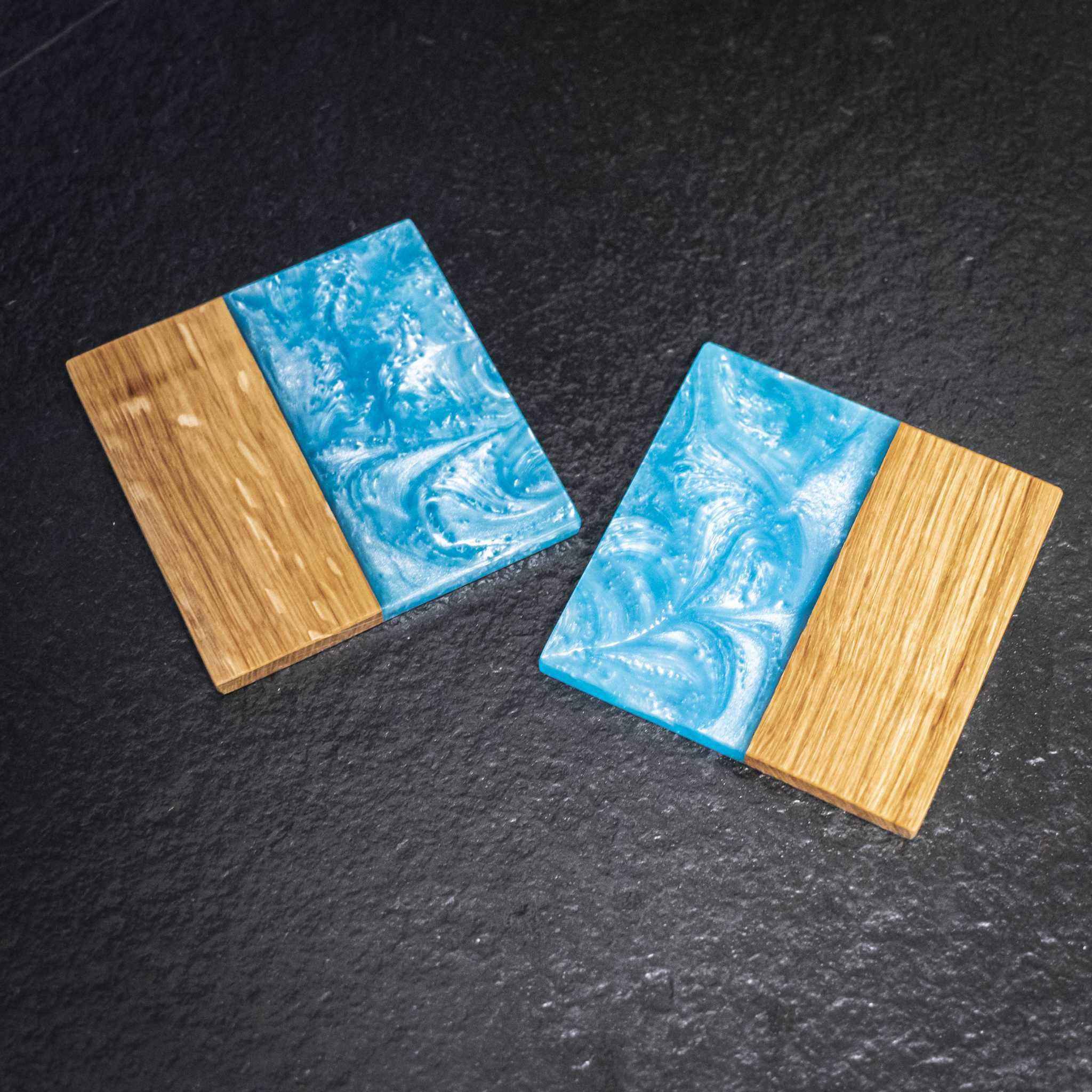 Błękitne podkładki podstawki drewniane z żywicą pod kubek