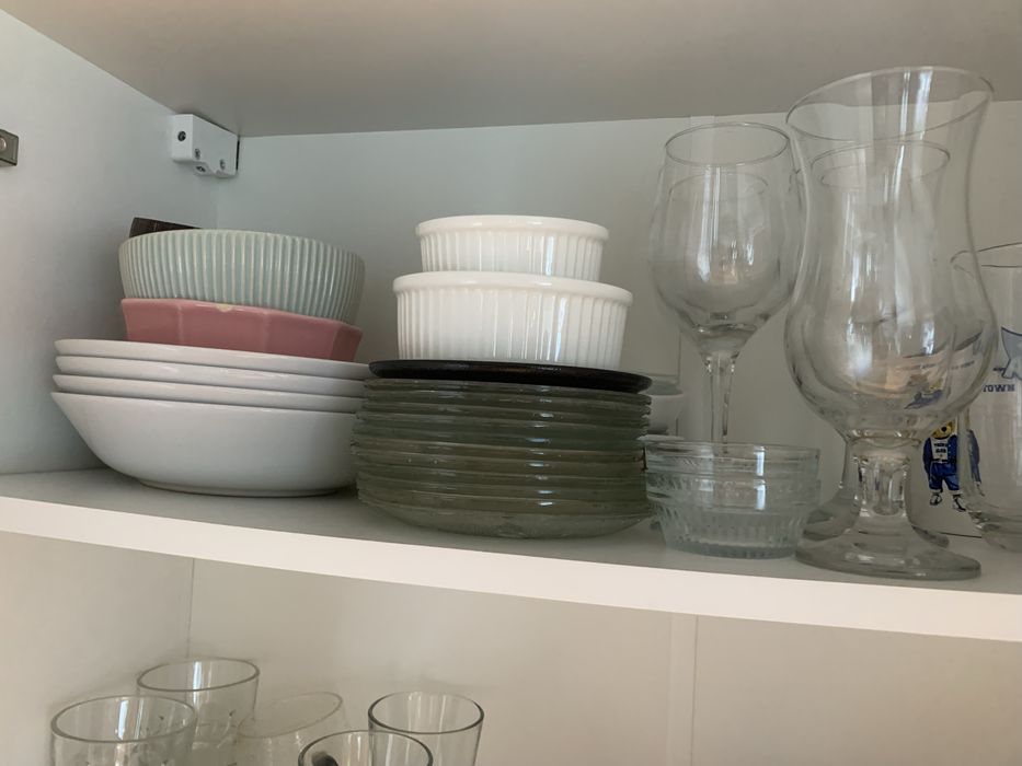 Zastawa stolowa talerze miski szklanki kubki