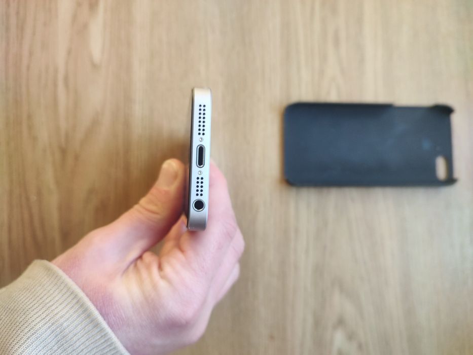 Apple iphone se 64 gb. В гарному стані