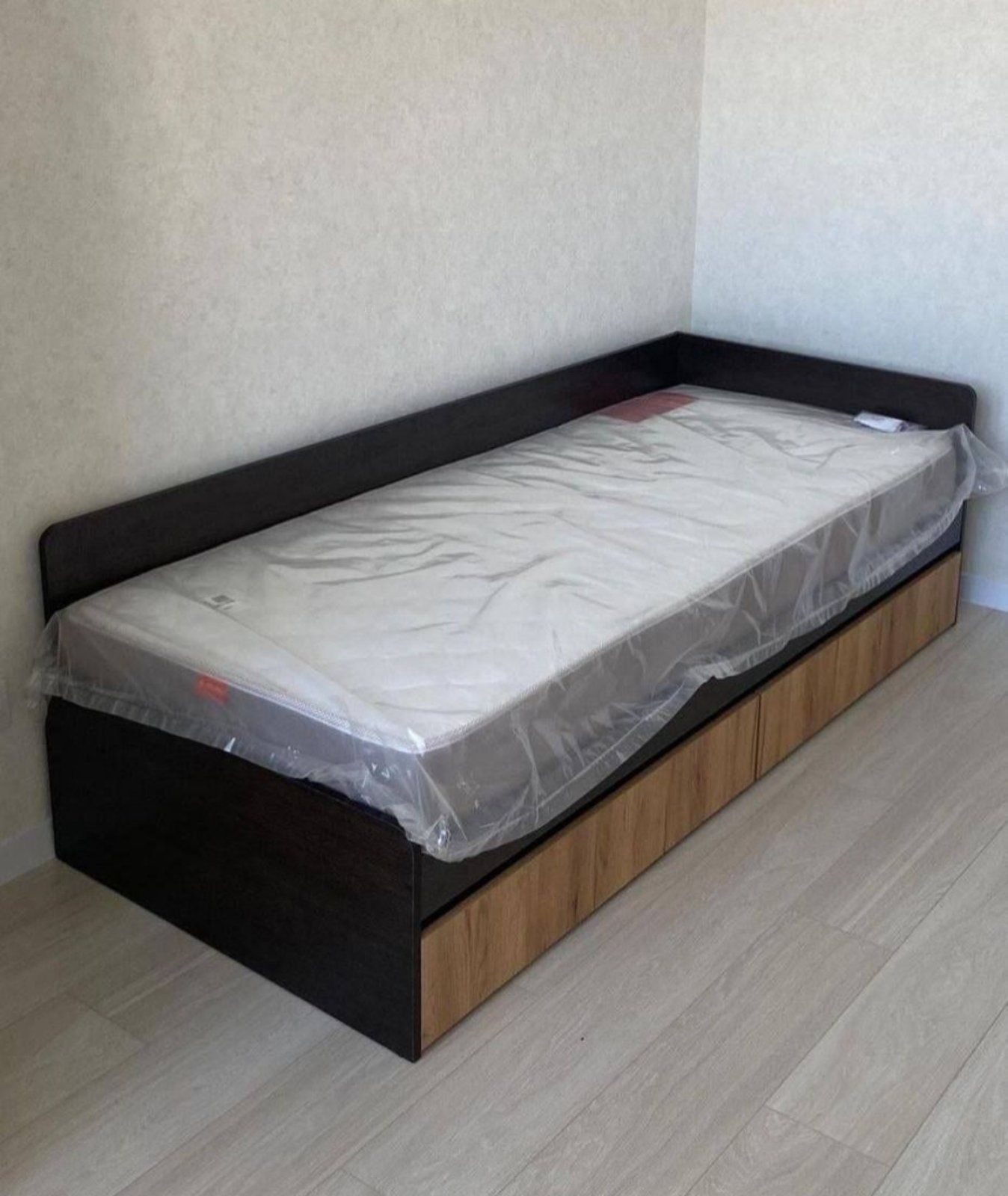 Ліжко односпальне. З шухлядами 4000 грн ,та без 2770 грн.