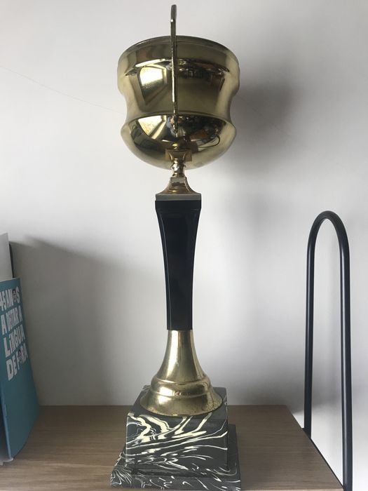 Taça de latão antiga