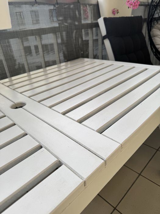 Stół ogrodowy z krzesłami i poduszkami