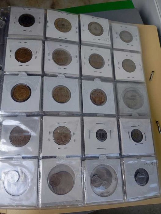 à venda:
cerca de 450 moedas de diferentes países.