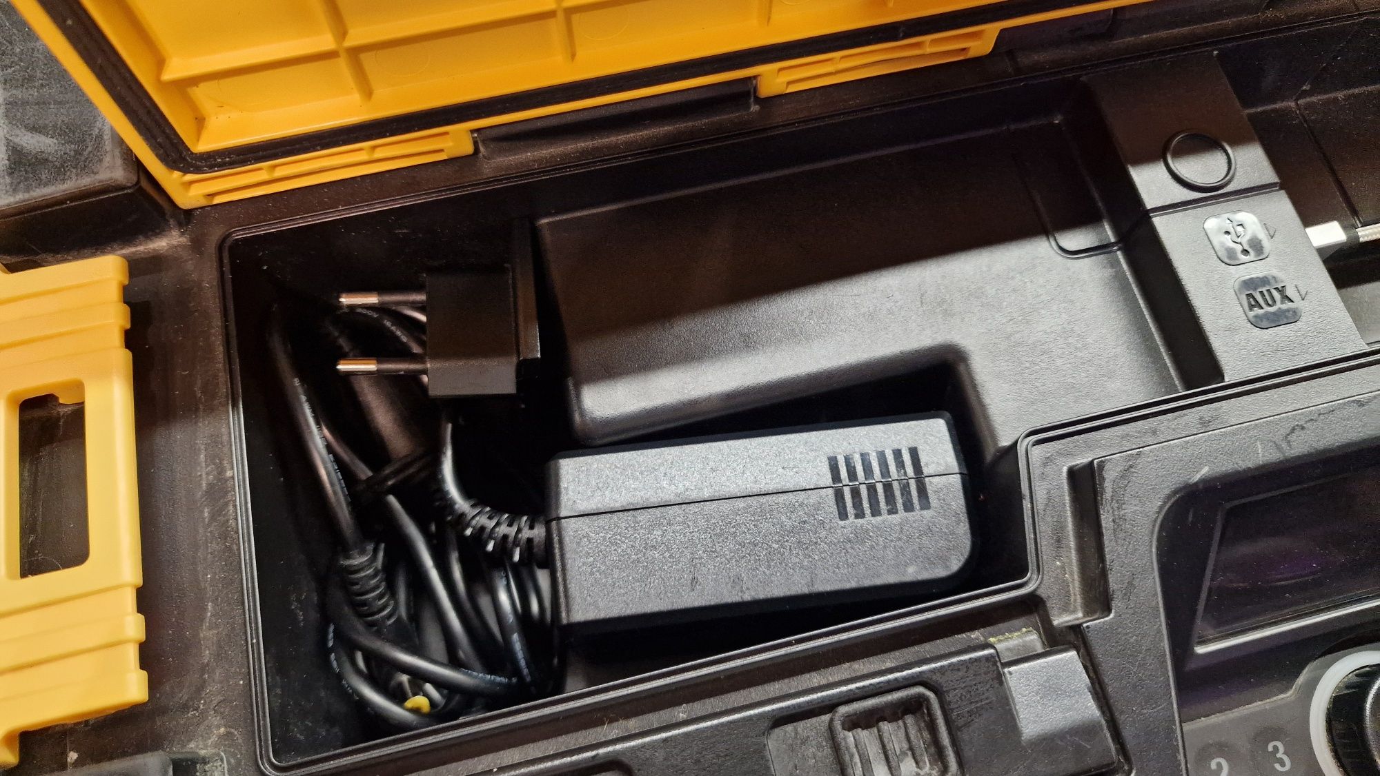 Radio Dewalt DWST1-75659-QW Subwoofer 6 głośników