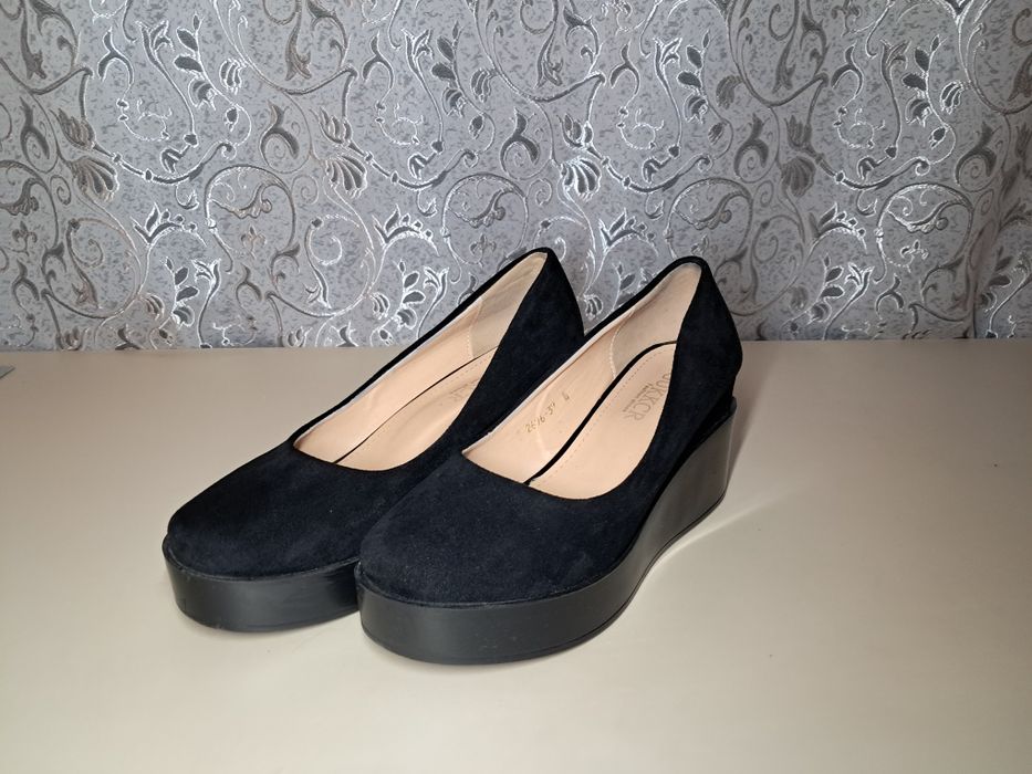 жіночі туфлі на платформі
Стильні чорні замшові туфлі, виглядаю
