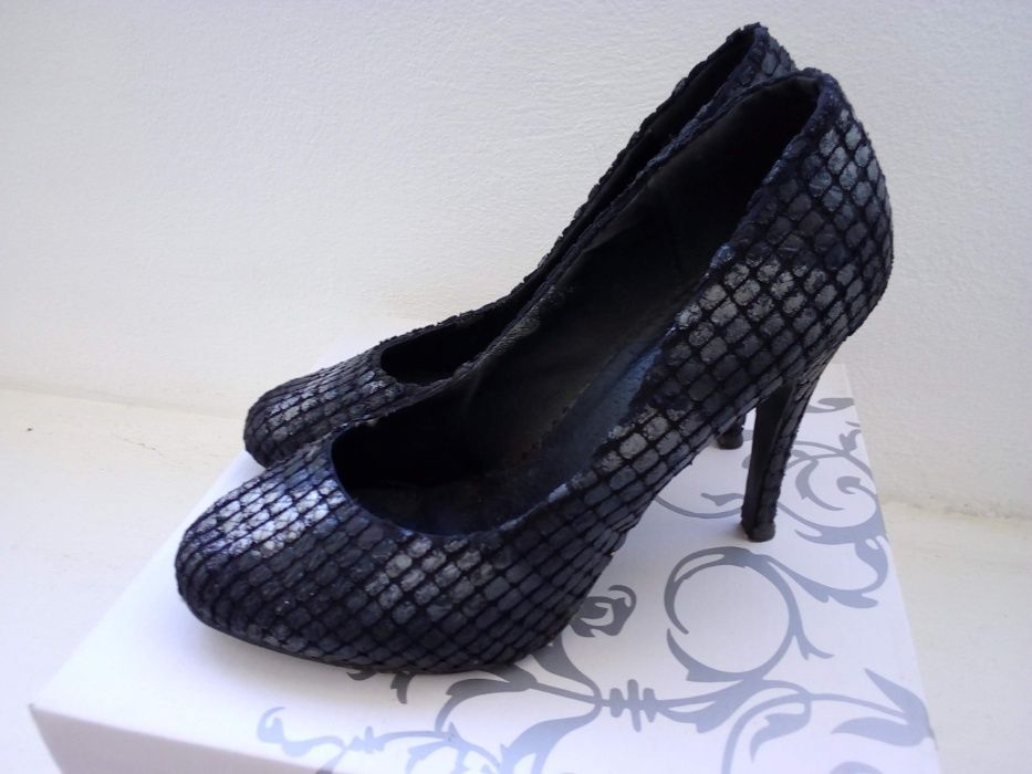 Sapatos pretos e prateados, super elegantes - Tamanho 37