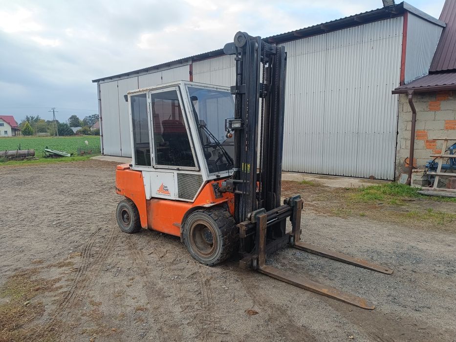 Wózek widłowy Dantruck pozycjoner wideł szerokie ogumienie terenowy