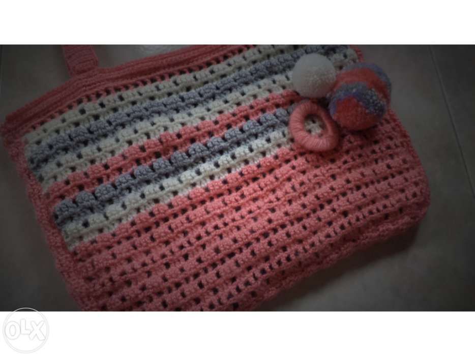 Mala de lã tricotada com pon pons artesanal feita à mão - handmade bag