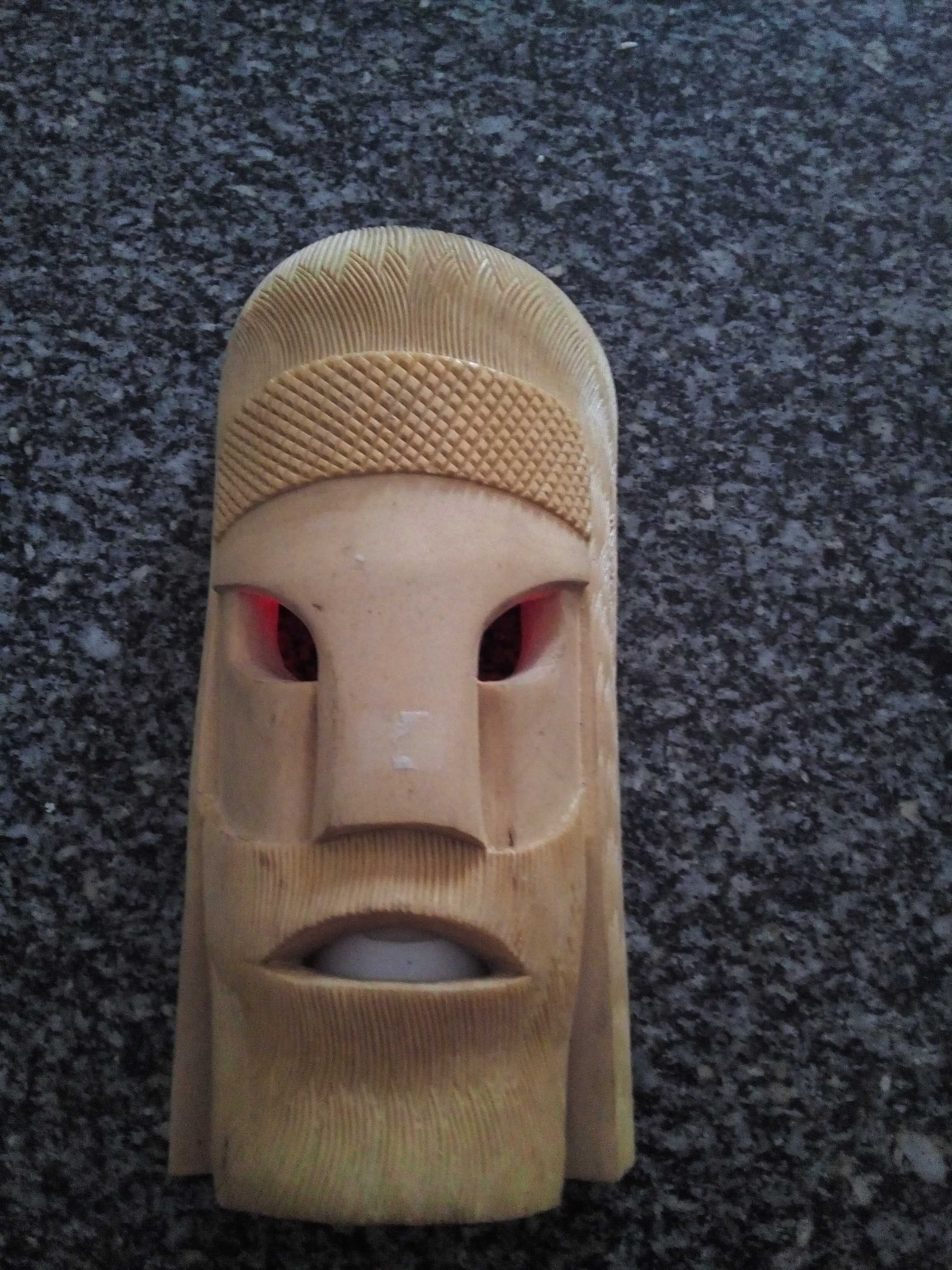 Máscara da imagem de Cristo em madeira de choupo com candeeiro