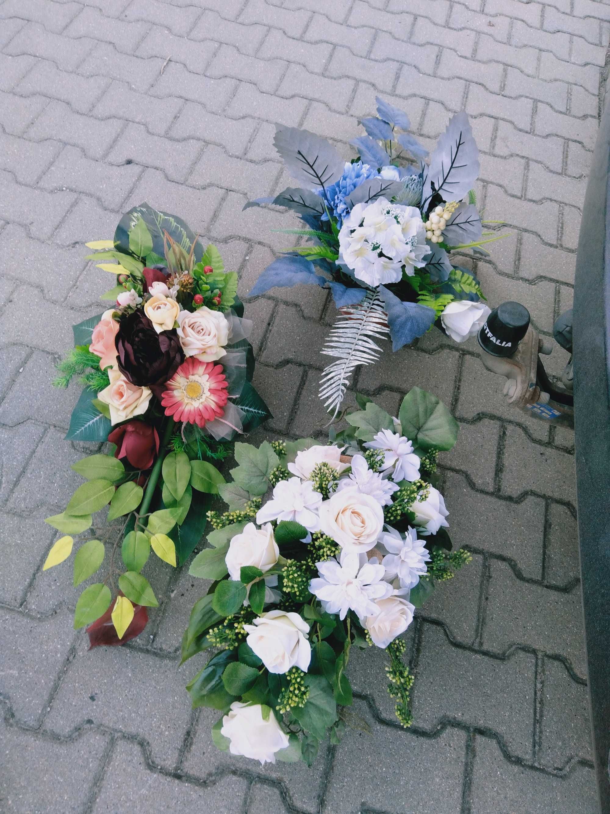 Gęsty stroik kwiatowy na nagrobek pojedynczy. Rękodzieło