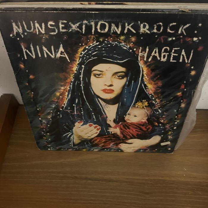 Vinis de varias bandas em cima referenciados