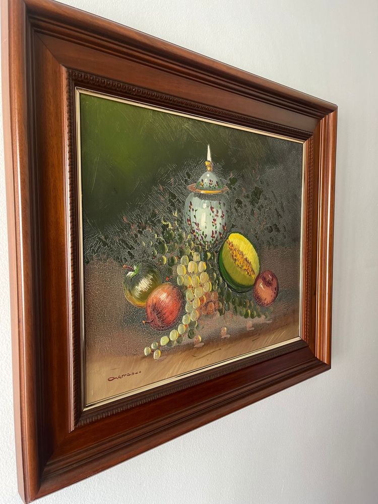 Pintura com moldura de madeira