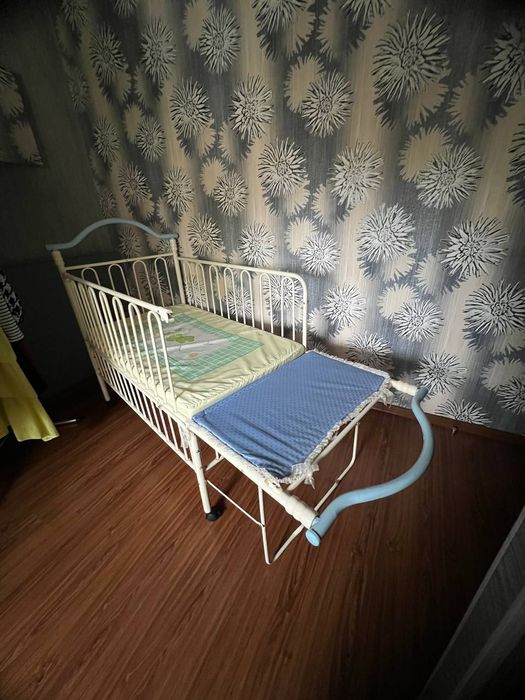 Дитяче ліжечко металеве