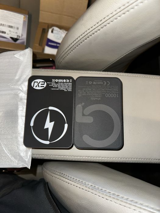 Повер банк з бездротовою зарядкою