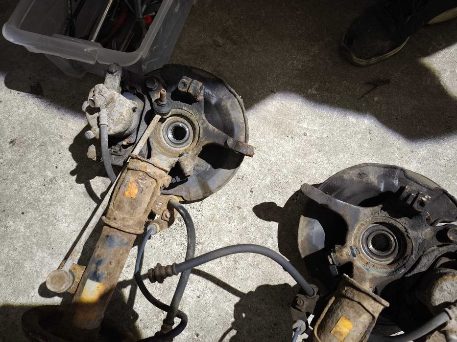 ZWROTNICA MCPHERSON PIASTA prawa lewa zacisk  Suzuki Swift MK6 1.3