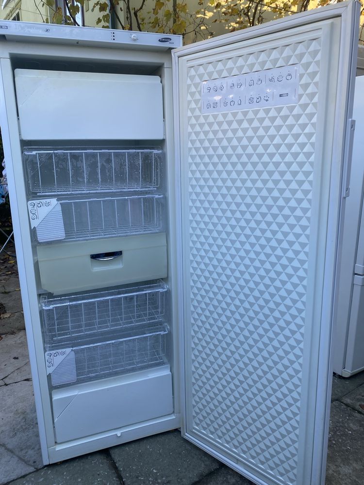 Продам морозильну камеру Samsung