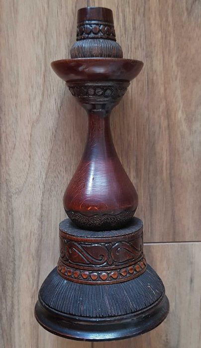 Świecznik toczony i rzeźbiony z drewna
