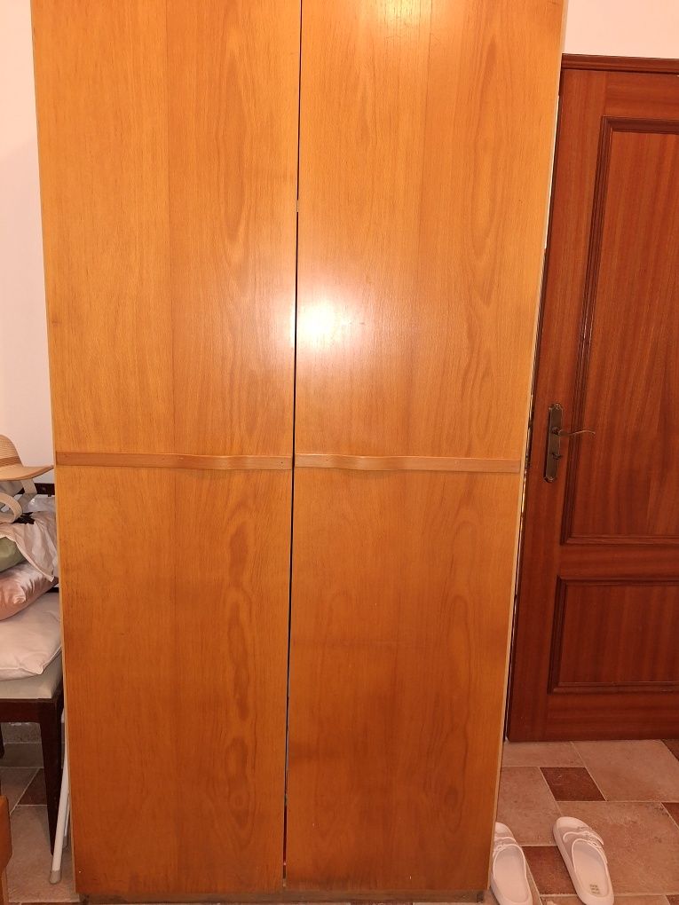 Roupeiro quarto com pouco uso.
