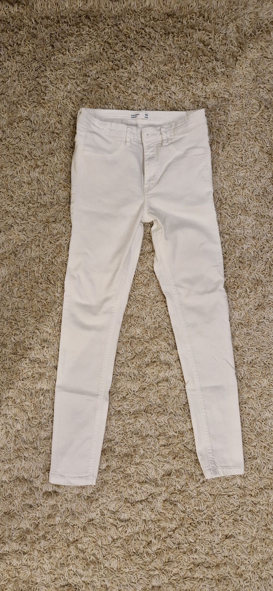 Białe spodnie skinny