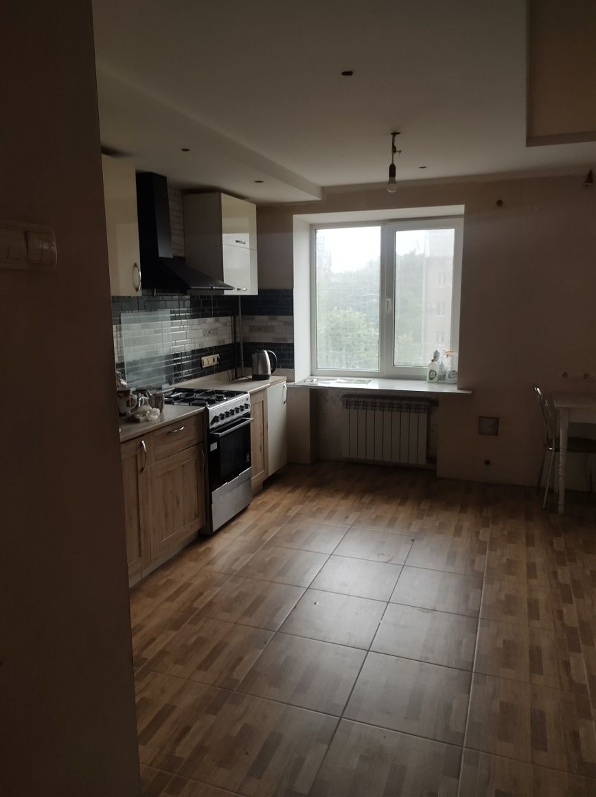Трёхкомнатная квартира возле Славутич Арена.Стадион.80кв.м.Студия.