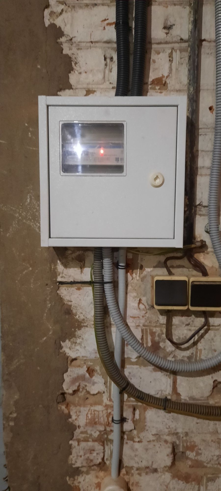 Склад. Площа S = 135 m2. Три ФАЗИ. Асфальт. 220/380V. Напруга.