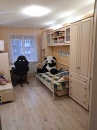 Спальня детская, шкафы, стол, кровать