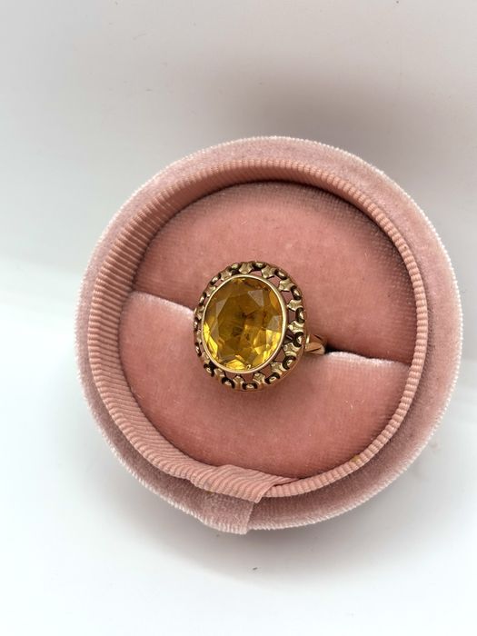 Złoty pierścionek z żółtym oczkiem