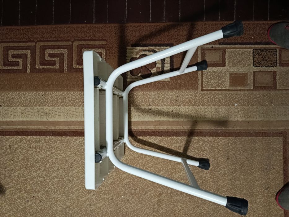 Срочно продам стул - табурет для ваннойи и душа.