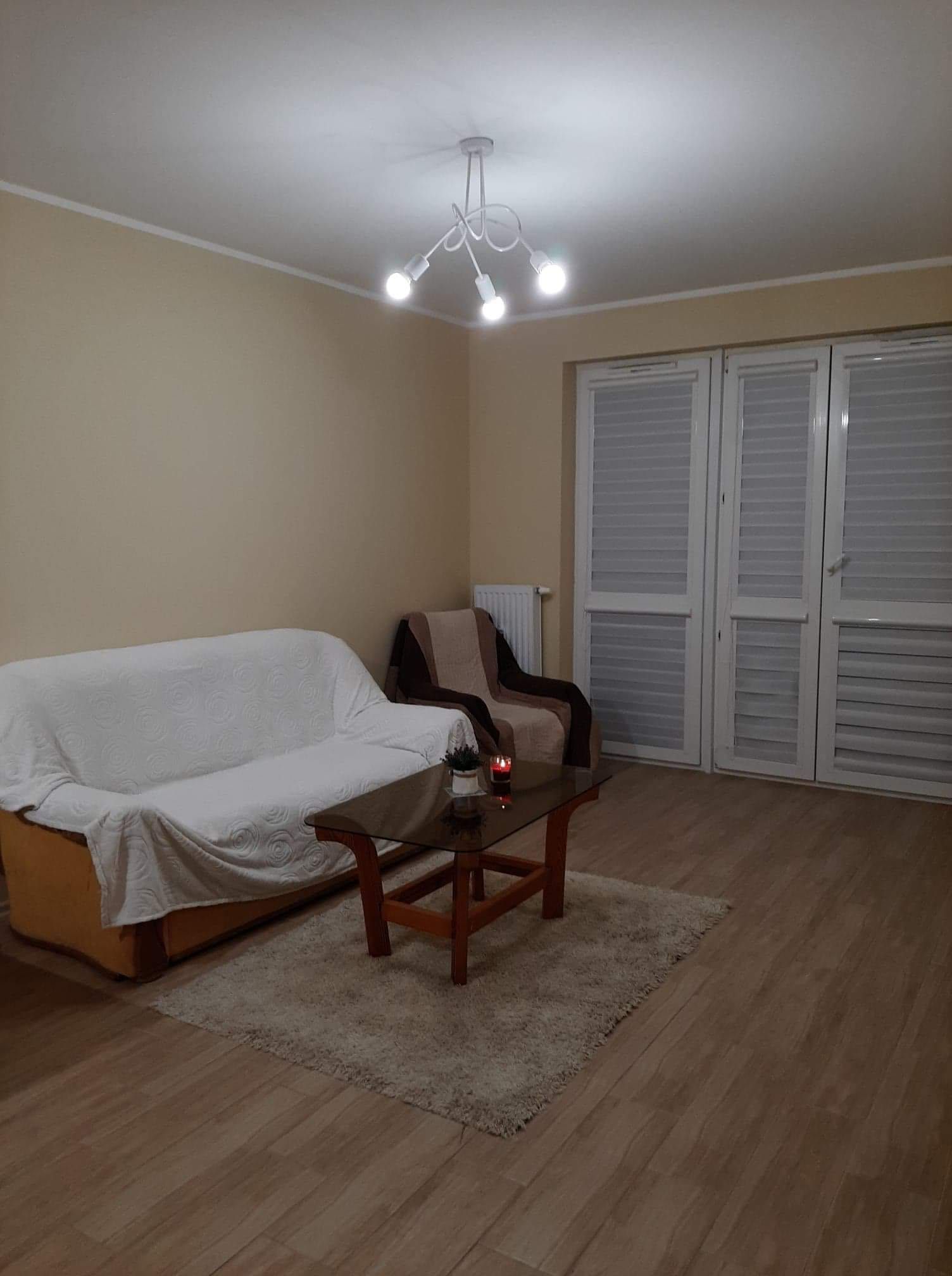 Wynajmę mieszkanie w bloku z windą, 2-pok. w okolicy Medi Raju.