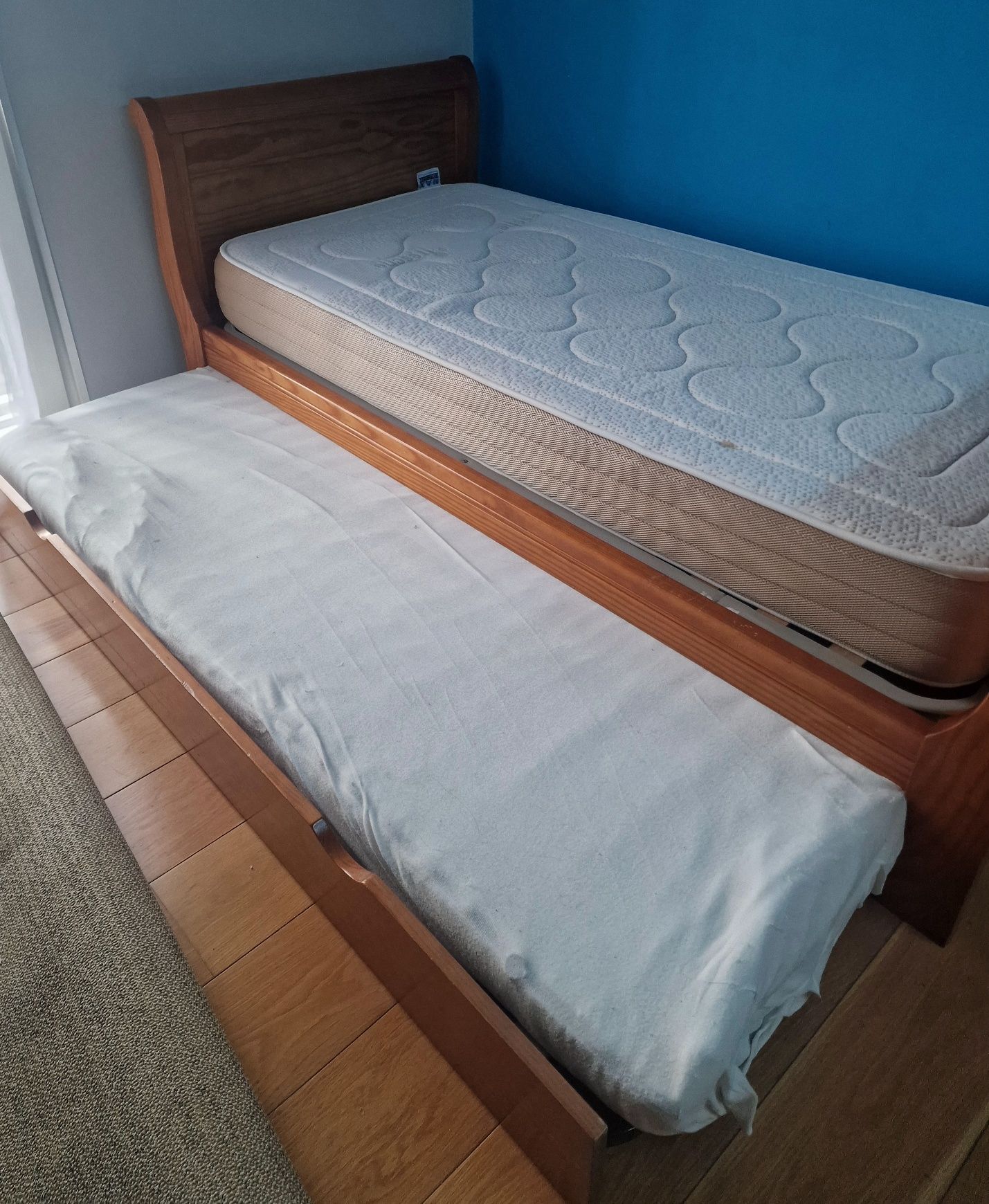 Cama de solteiro em estilo "barco"