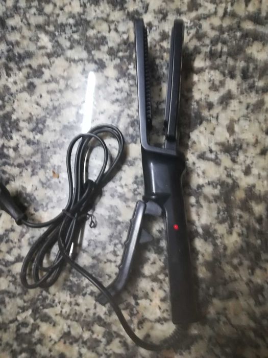 HOJE SÓ 10€Aquecedor a óleo DELBA eAlisador de cabelo prancha