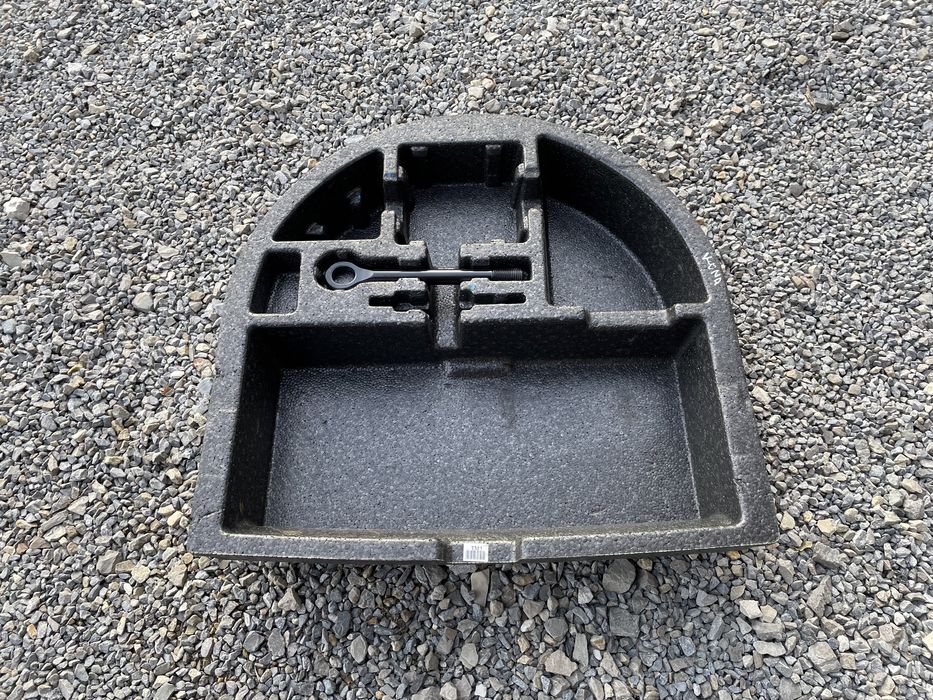 Hyundai KONA - dwa elementy- podłoga bagażnika  i wkład bagażnika