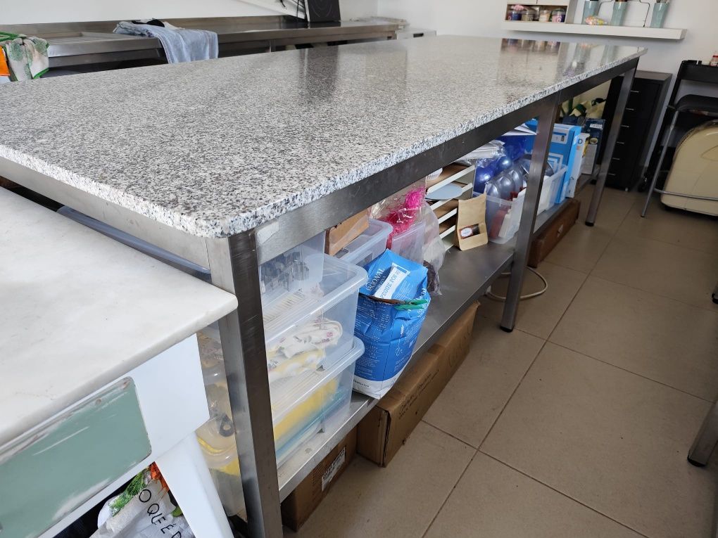 Mesa em granito com estrutura inox