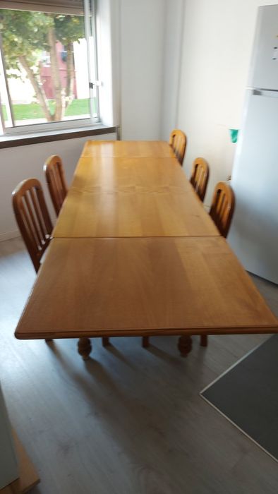 Mesa de cozinha com cadeiras e bancos