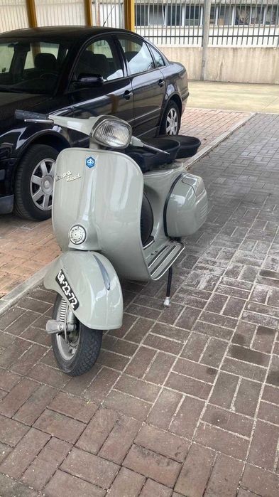 Vespa Sprint de 1968 rigorosamente restaurada e em perfeito estado.