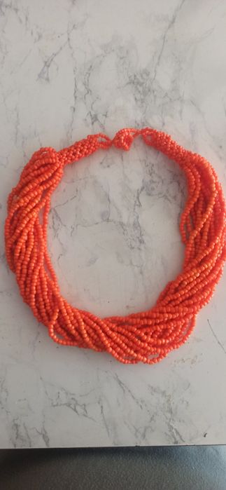 Naszyjnik z korala syntetycznego