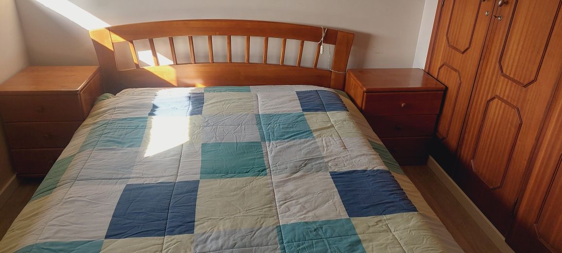 Cama com  2 mesinha e camiseiro