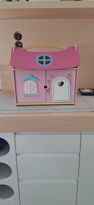 Drewniany domek dla lalek