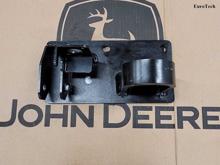 Wspornik tylny lewy miękkiej kabiny John Deere AL221564