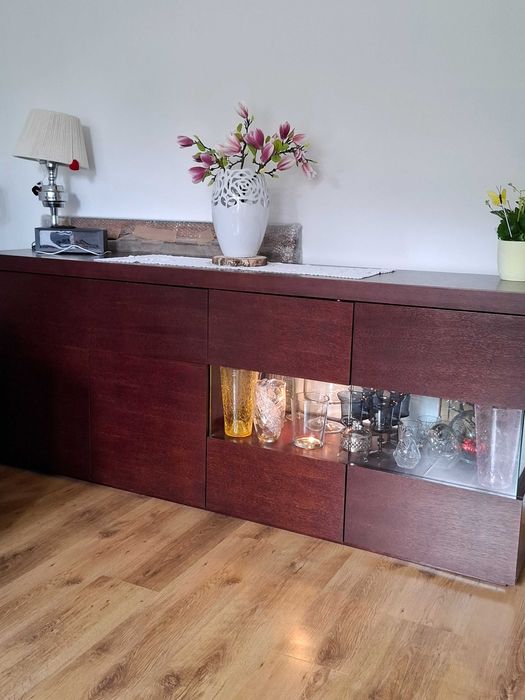 Meble ciemne z  drewna