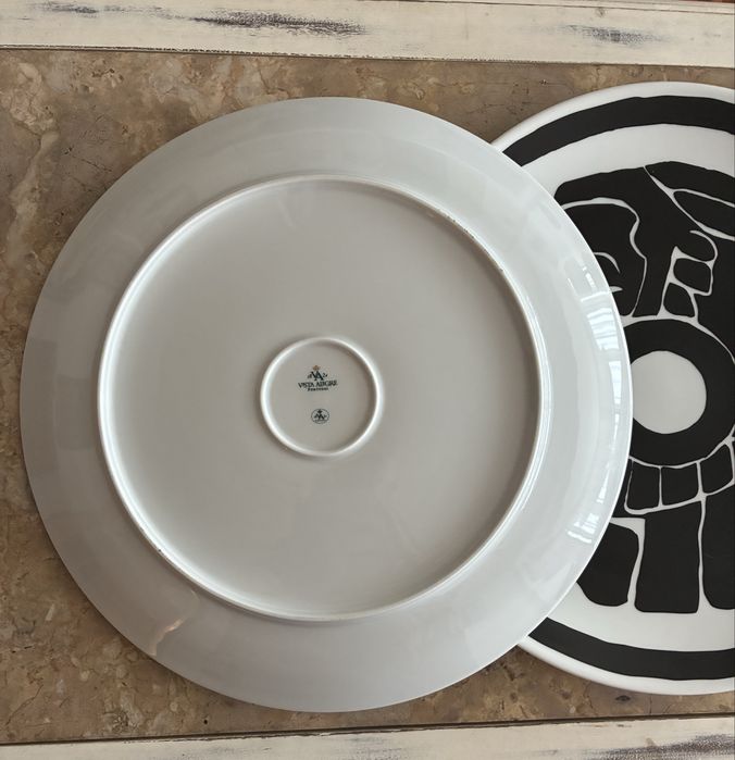 Dois pratos Vista Alegre com gravuras inspiradas na arte precolombina.